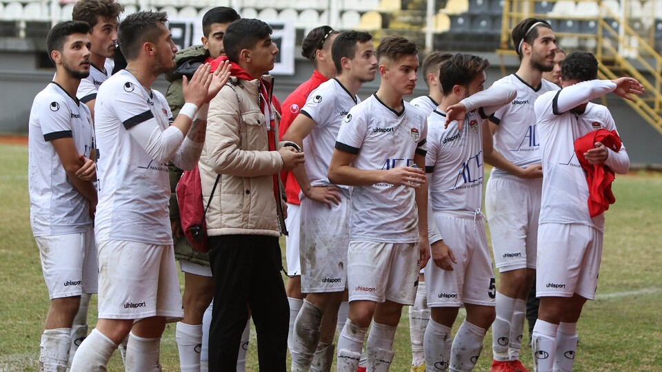 Manisa düştü, futbolcular yıkıldı