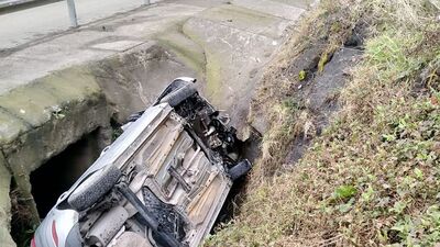 Otomobil su kanalına uçtu!