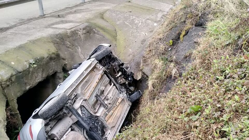 Otomobil su kanalına uçtu!
