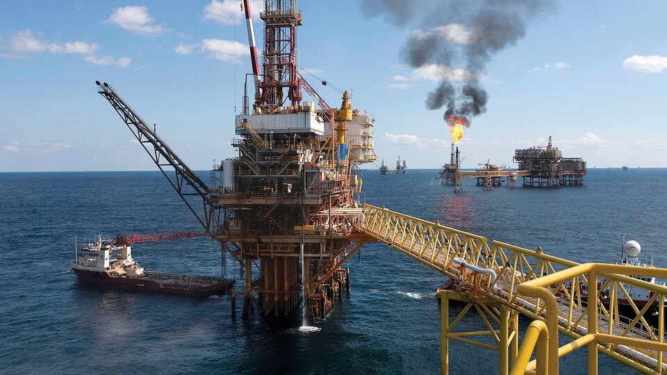 Petrol devlerine şok