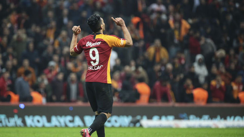 Falcao coştu!