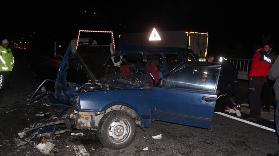 Otomobil ile TIR kafa kafaya çarpıştı: 2 yaralı