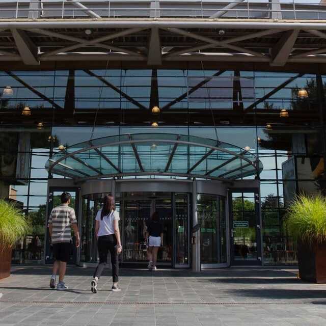 Koronavirüs Nike'a kepenk indirtti
