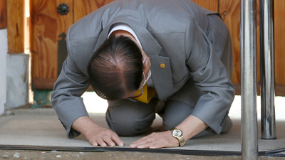 Halktan özür diledi!