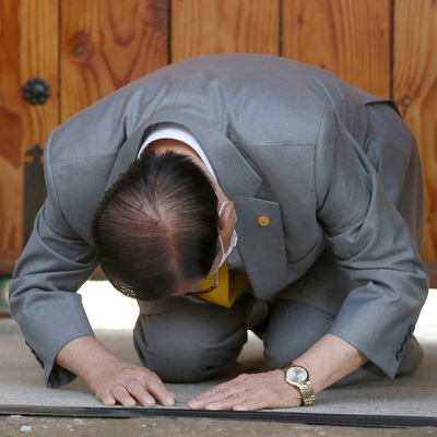 Halktan özür diledi!