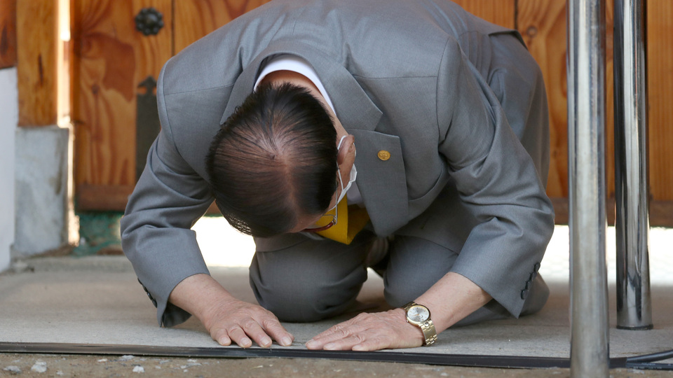 Halktan özür diledi!