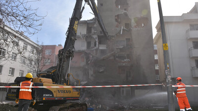 Yarım asırlık binayı yıkılmadan yıktılar!