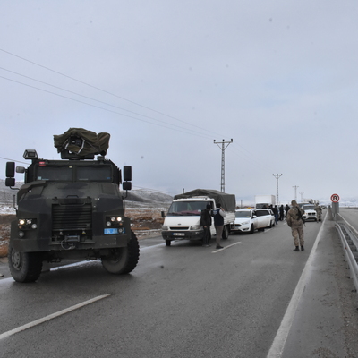 Gürbulak Gümrük Müdürlüğü aracına roketli saldırı!