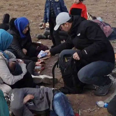 Göçmenlere yardım dağıttı