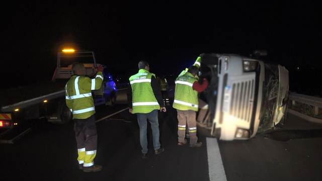 Düzensiz göçmenleri taşıyan minibüs devrildi: 21 yaralı