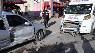 Sakarya'da okul servisi ile otomobil çarpıştı!