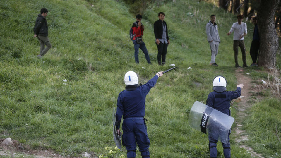 Midilli'de polis ile göçmenler arasında gerginlik