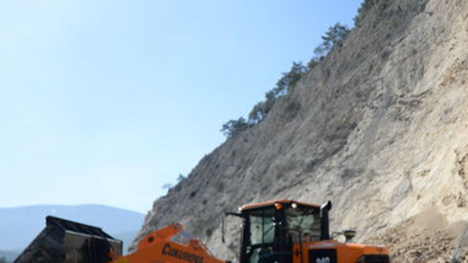 Heyelan yolu kapattı