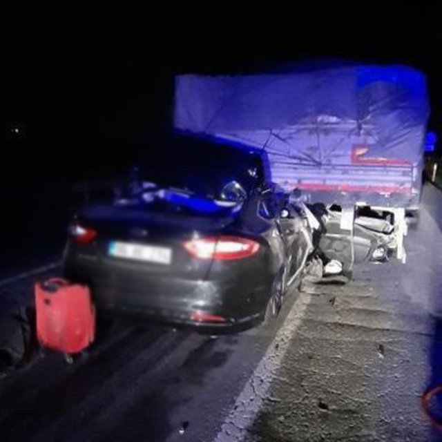 Otomobil TIR'a ok gibi saplandı: 2 ölü