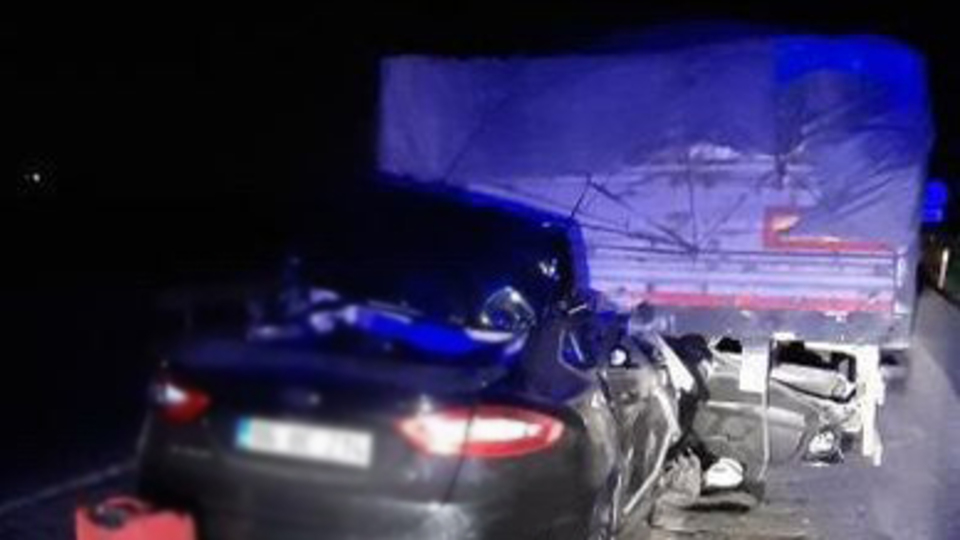 Otomobil TIR'a ok gibi saplandı: 2 ölü