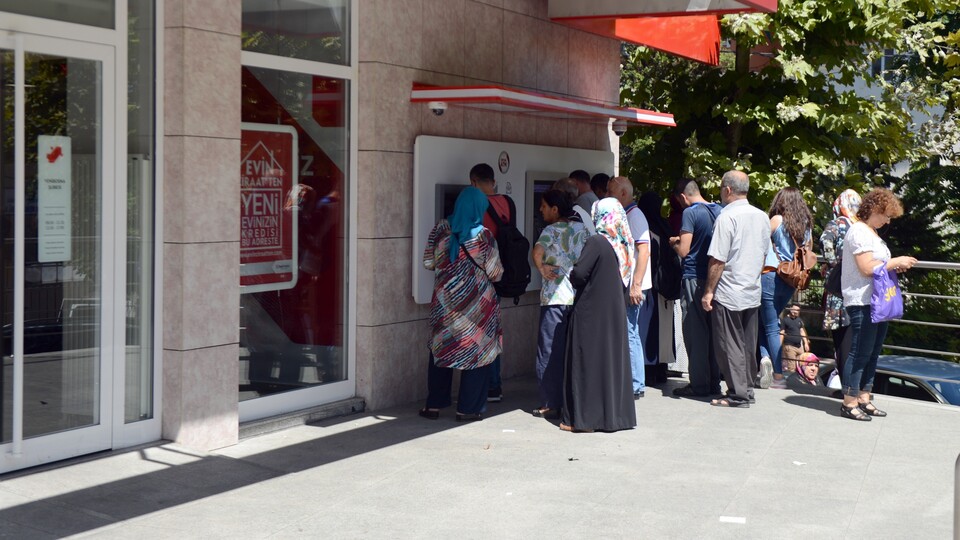 Emeklilere promosyon için imzalar atılıyor