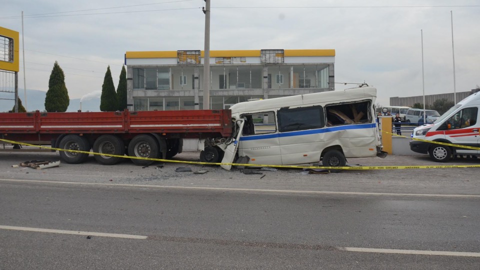 Servis minibüsü kaza yaptı: 2 ölü, 8 yaralı!