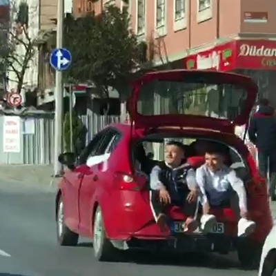 Magandalar faciaya böyle davetiye çıkardı!