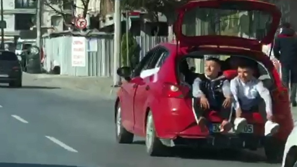 Magandalar faciaya böyle davetiye çıkardı!