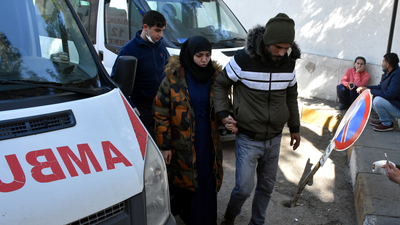 Sınırda bir hamile kadını daha darbettiler!