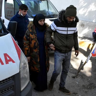 Sınırda bir hamile kadını daha darbettiler!