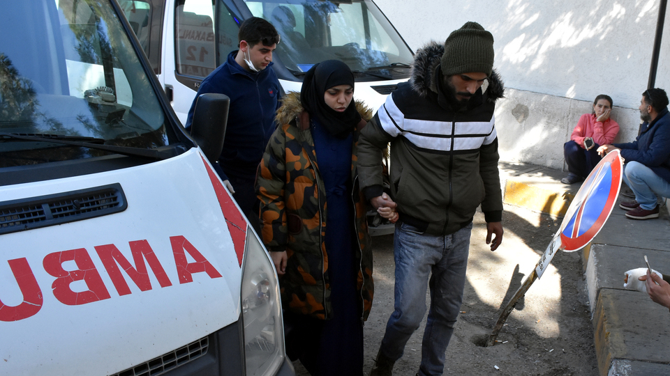 Sınırda bir hamile kadını daha darbettiler!