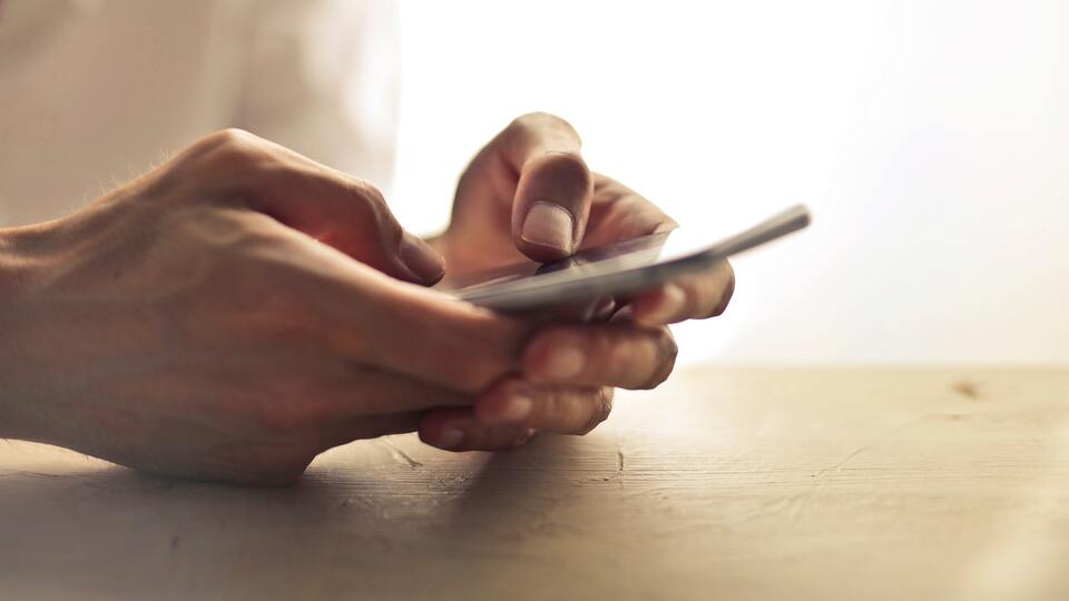 Cep telefonlarına yeni vergi!