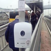 Metrobüs istasyonlarına el dezenfektanı