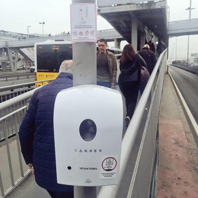 Metrobüs istasyonlarına el dezenfektanı