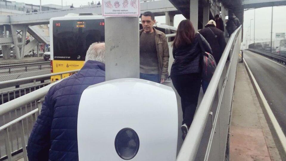 Metrobüs istasyonlarına el dezenfektanı