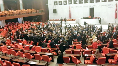 Meclis'te yumruklu kavga!