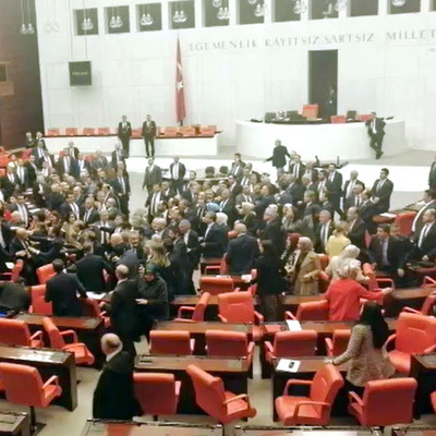 Meclis'te yumruklu kavga!