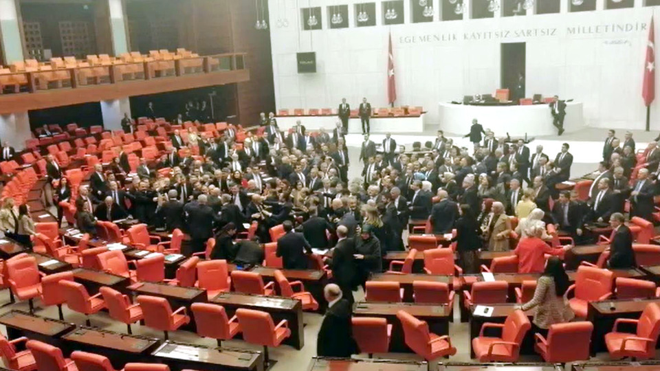 Meclis'te yumruklu kavga!