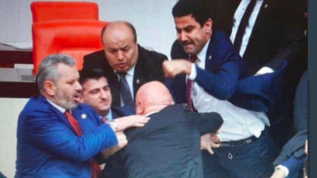 O yumruk elini kırdı!