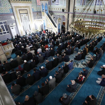 İran ve Irak'ta camide namaza koronavirüs engeli!