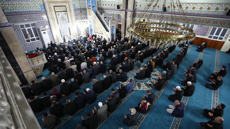 İran ve Irak'ta camide namaza koronavirüs engeli!