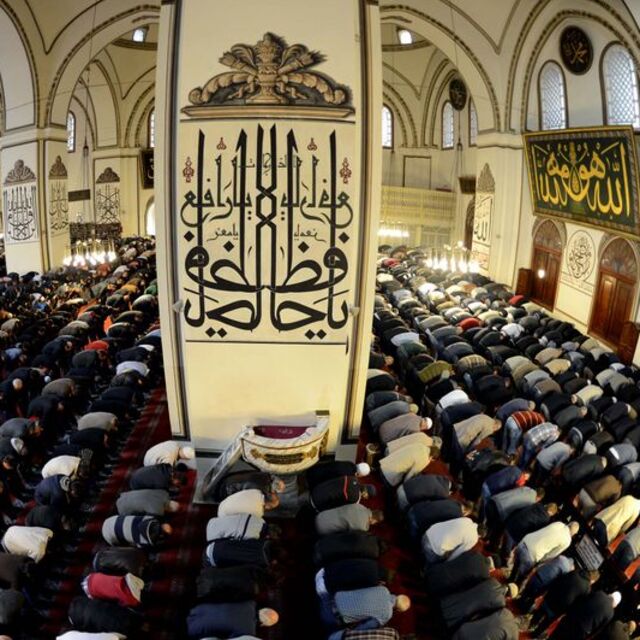 Bursa Cuma namazı saati kaçta?