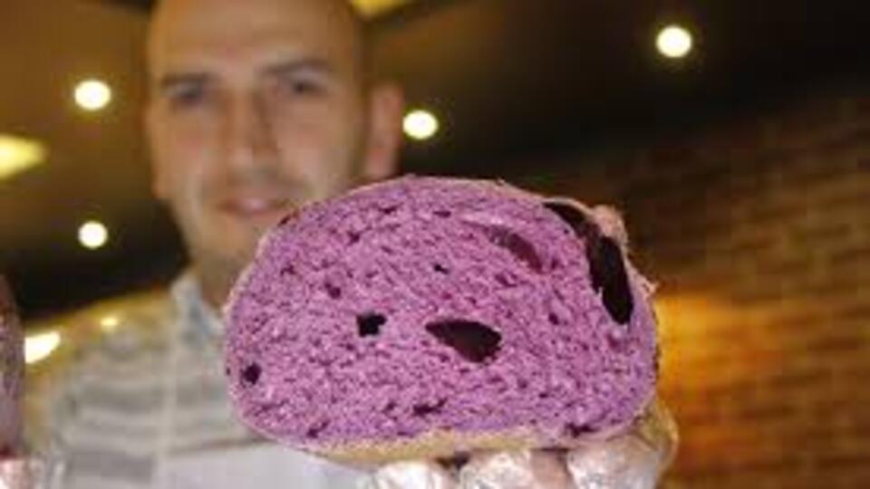 Mor ekmeğin içinde ne var?