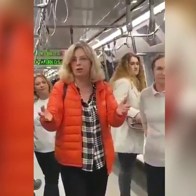 Doktorlar metroda! Meraklı bakışlar arasında...
