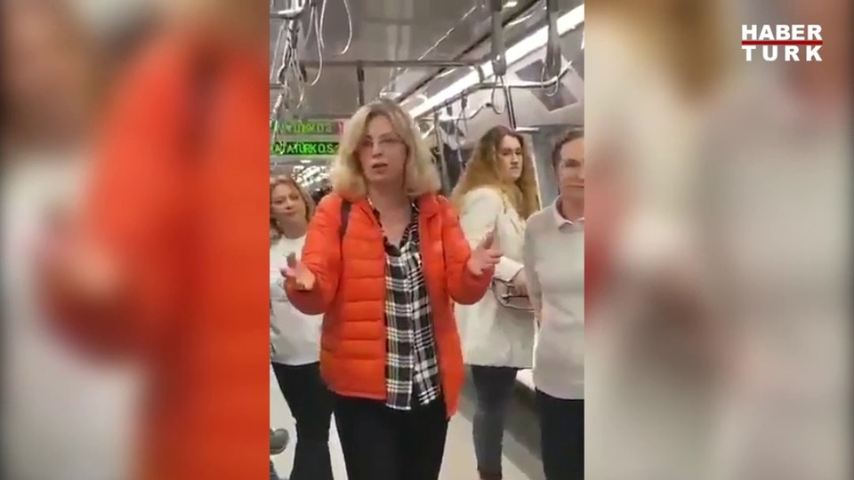 Doktorlar metroda! Meraklı bakışlar arasında...