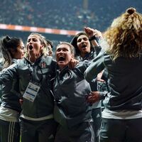 Kadın futbolcular, taraftarı selamladı