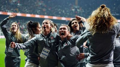Kadın futbolcular, taraftarı selamladı