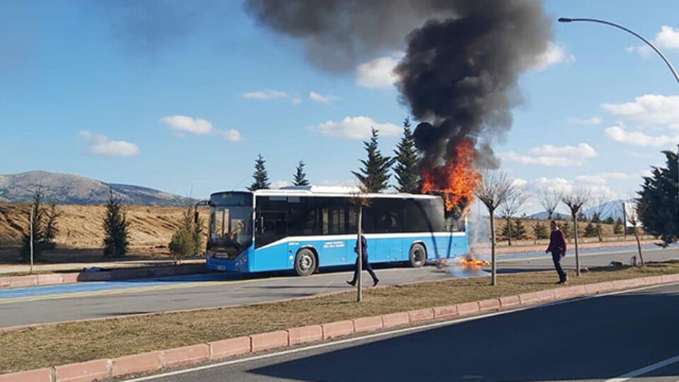 Halk otobüsü seyir halindeyken alev aldı