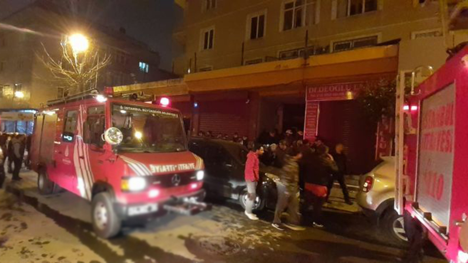 İstanbul'da 8 katlı binada yangın paniği