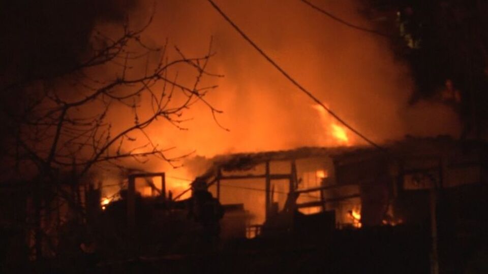 Eyüpsultan'da 2 gecekondu alevlere teslim oldu