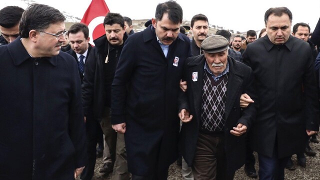 Şehit babası, "ayakkabısı çamurlu" diye Bakan Kurum'un arabasına binmemiş
