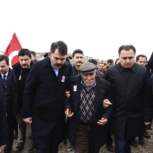 Şehit babası, "ayakkabısı çamurlu" diye Bakan Kurum'un arabasına binmemiş