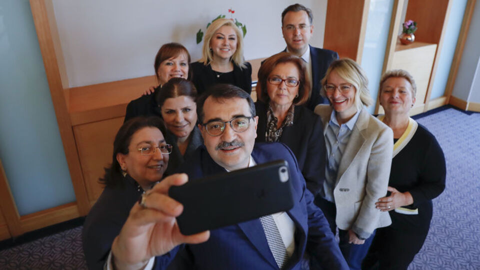 Bakan Dönmez, "Türkiye'ye Enerji Veren Kadınlar" jürisiyle buluştu