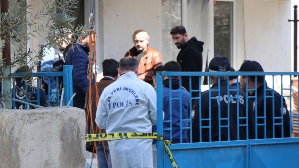 Eşini uyurken baltayla öldürdü!