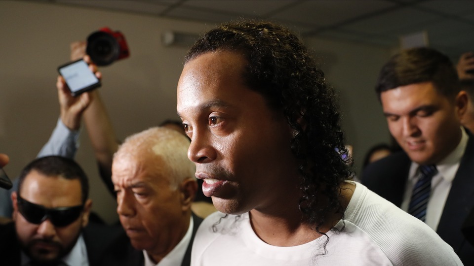 Ronaldinho, Paraguay'da tutuklandı!